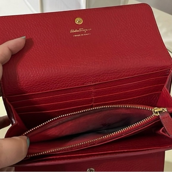 Salvatore Ferragamo Women’s Red Leather Wallet Goldtone Hardware Vintage - Picture 11 of 15